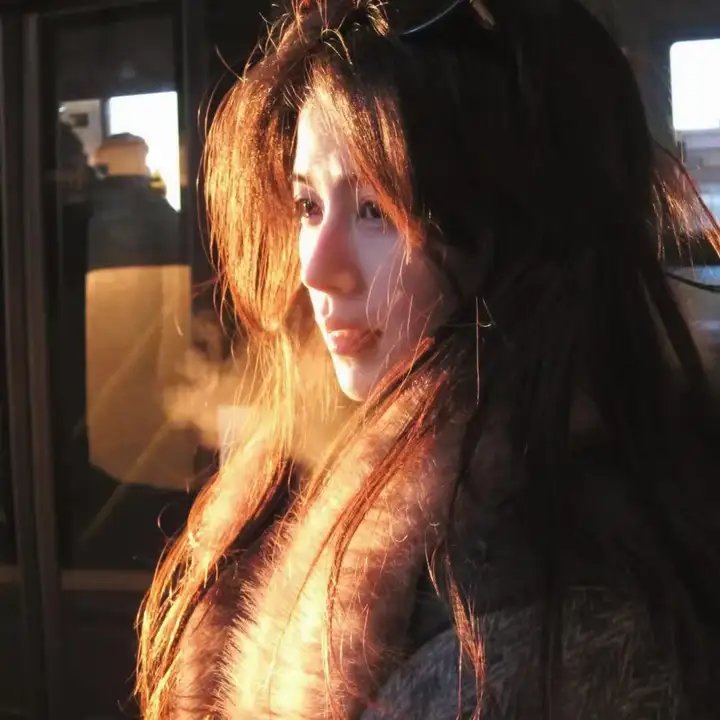 与一位女士合影